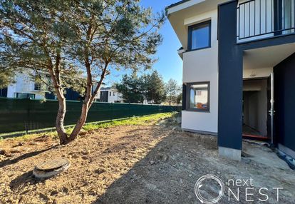 Dom w otoczeniu lasu na nowym osiedlu