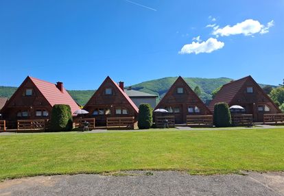 Kilkadziesiąt domków i budynek