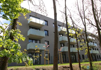 Przestronne, otoczone zielenią, widok na park