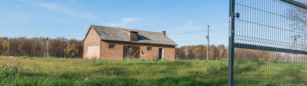 Działka 90ar z budynkiem gospodarczym 70m2.