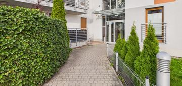 Komfort i spokój, mieszkanie z garażem i piwnicą