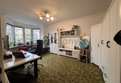 Jednopokojowe, słoneczne z oddzielną kuchnią.