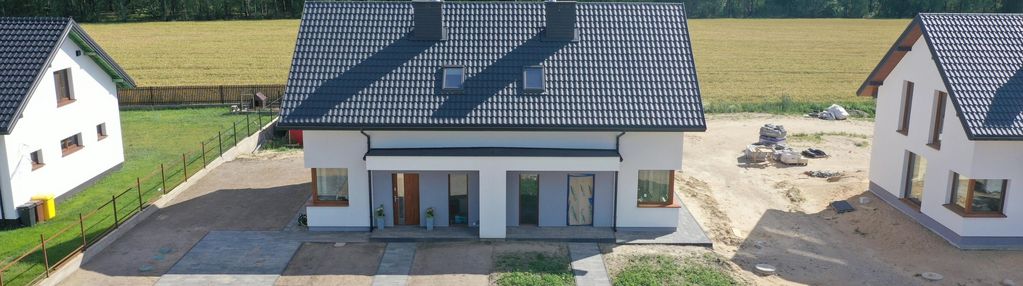 Domy pośród bujnej zieleni blisko miasta