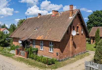 Część domu z czerwonej cegły w powałczynie