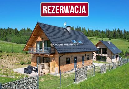 Dwa drewniane domy z czterema lokalami