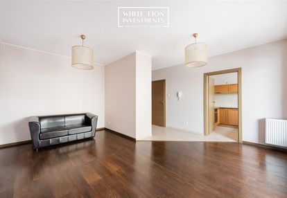 Kawalerka z osobną kuchnia i dużym balkonem