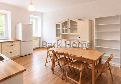 Centrum poznania, parking, tramwaj, cicha uliczka.