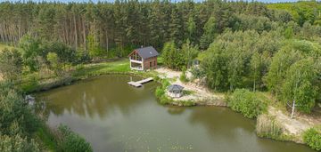 Stawy z rybaczówką przy ścianie lasu!
