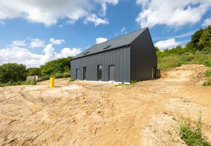 Wykończony bliźniak blisko lasu