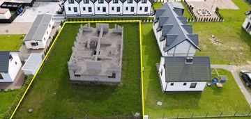 Działka z rozpoczętą budową