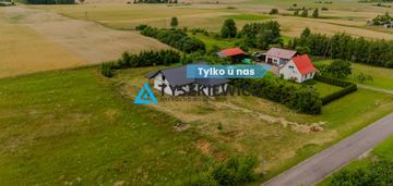 Dom jednorodzinny parterowy z wielospadowym dachem