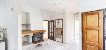 Dom wolnostojący w otoczeniu drzew. zakroczym.