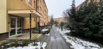 Trzy pokoje, pierwsze piętro