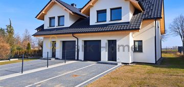 Dom w zabudowie bliźniaczej z garażem