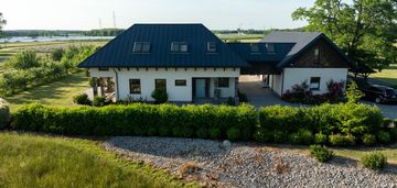 Budynki, kort, sad, staw, ziemianka, pasieka