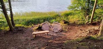 Działka nad brzegiem jeziora z wodą i prądem