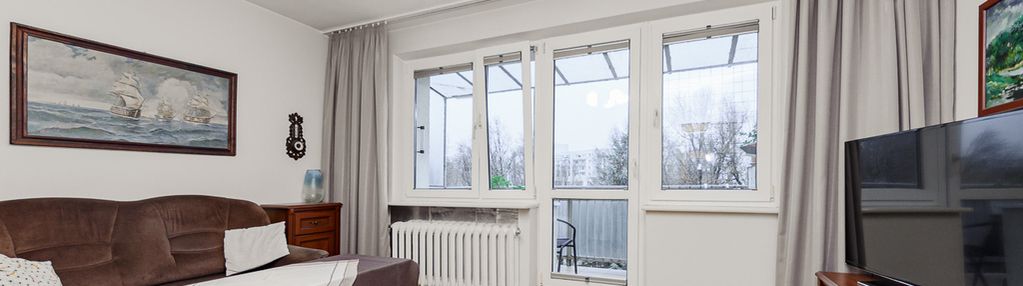 * ustawne tuż przy wejściu do metra imielin *