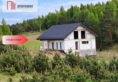 Nowoczesna stodoła na skarpie pod lasem grabowiec