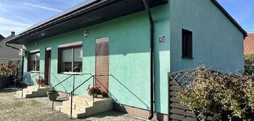 Funkcjonalny budynek w centrum wsi