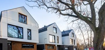 Trzypoziomowy dom z ogrodem z widokiem na bagry