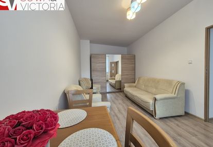 Przytulna kawalerka gotowa do wprowadzenia.