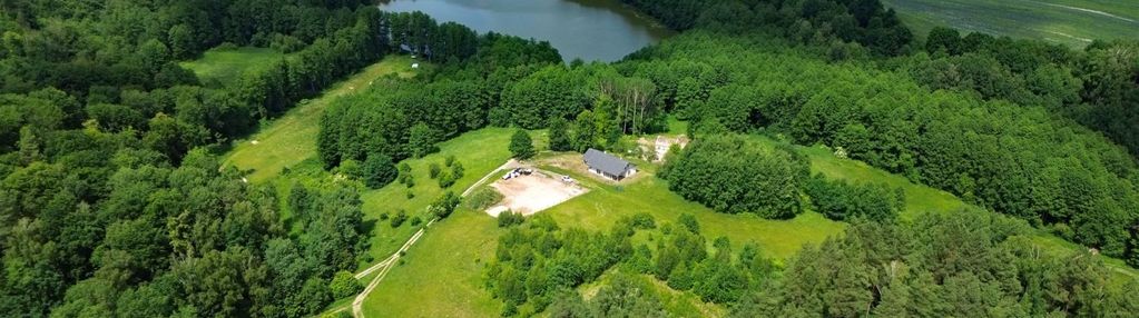 Widokowe działki nad jeziorem otoczone lasem