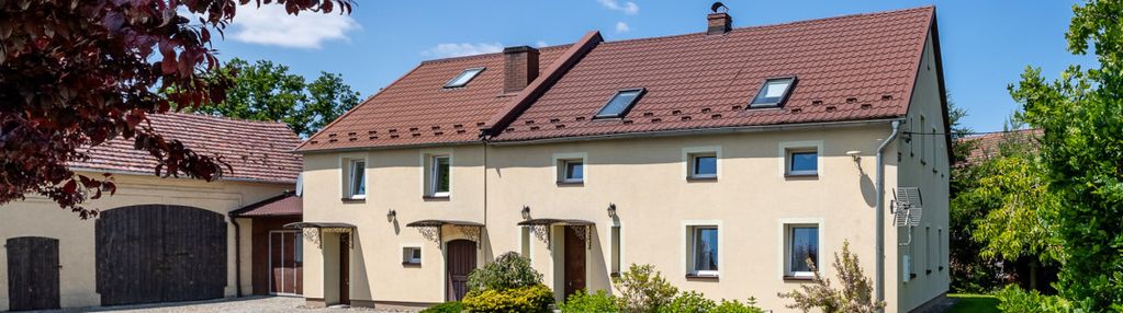 Zadbany dom wolnostojący garażem