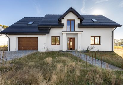 Nowoczesny dom w otoczeniu jeziora i lasu