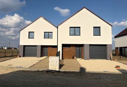 Nowoczesny bliźniak z garażem i fotowoltaiką