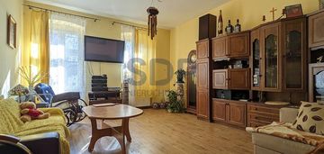 Przestronne 2-pokojowe mieszkanie w centrum.
