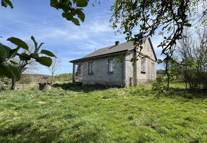 Nieduży dom na wzgórzu w kramarzówce