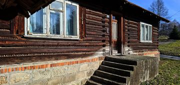 Drewniana chata z działką i zabudowaniami