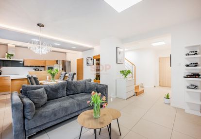 Szereg na klecinie . do wejścia. 156 m2 . ogródek