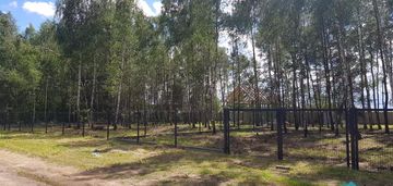 Zalesiona działka budowlana w cichej okolicy.