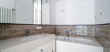 Apartament z dwoma miejscami postojowymi.