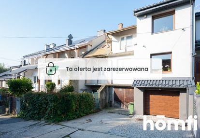 Segment z ogrodem w spokojnej okolicy na klinach