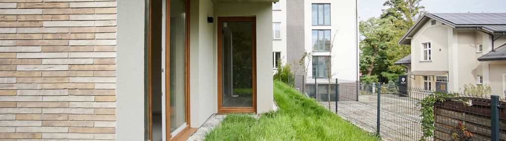 Apartament z ogródkiem, windą w pobliżu parku