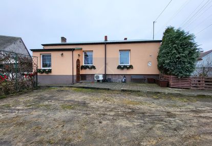 Niewielki dom w cichej okolicy- skrzydlów k.mstowa