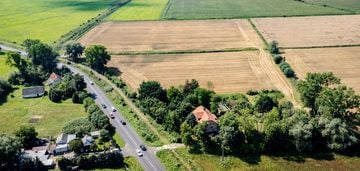 Dom z dużym ogrodem niedaleko malowniczej stegny