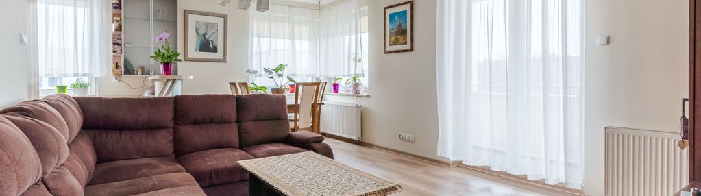 Słoneczne mieszkanie w gdyni z dużym balkonem