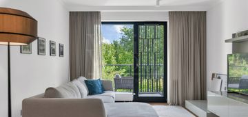 Spokojna okolica w otoczeniu lasu i blisko plaży