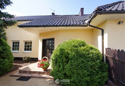 Dom wolnostojący z mieszkaniem i 2x garażem