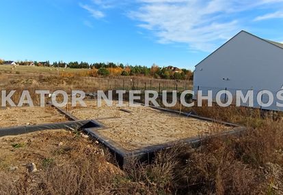 Działka z rozpoczętą budową domu wolnostojącego