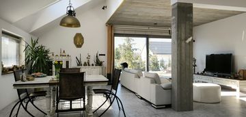 Nietuzinkowy dom w cichej okolicy góraszka