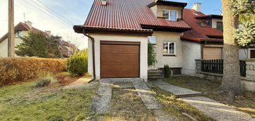 Dom w zabudowie szeregowej na jarotach