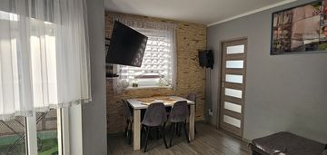 2 pokoje z balkonem i piwnicą - niski blok.