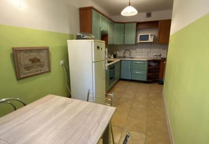 Styl lekki, nieprzytłaczający.