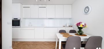 Funkcjonalne z aneksem kuchennym i balkonem