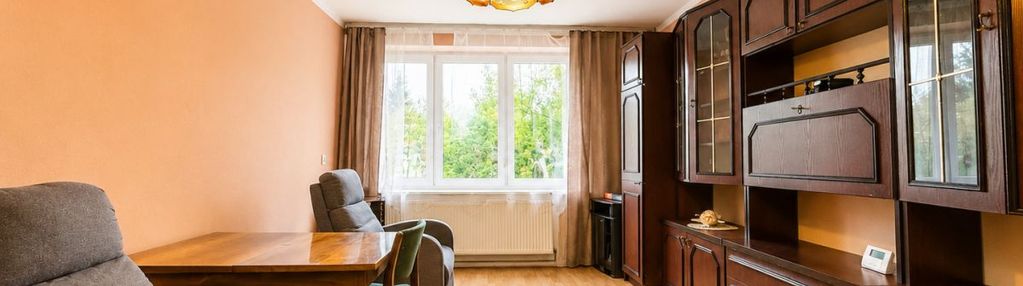 Mieszkanie na wysokim parterze w ładnym budynku