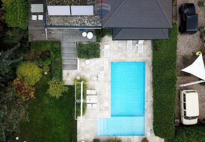 Rezydencja z basenem i pęknym ogrodem w milanówku